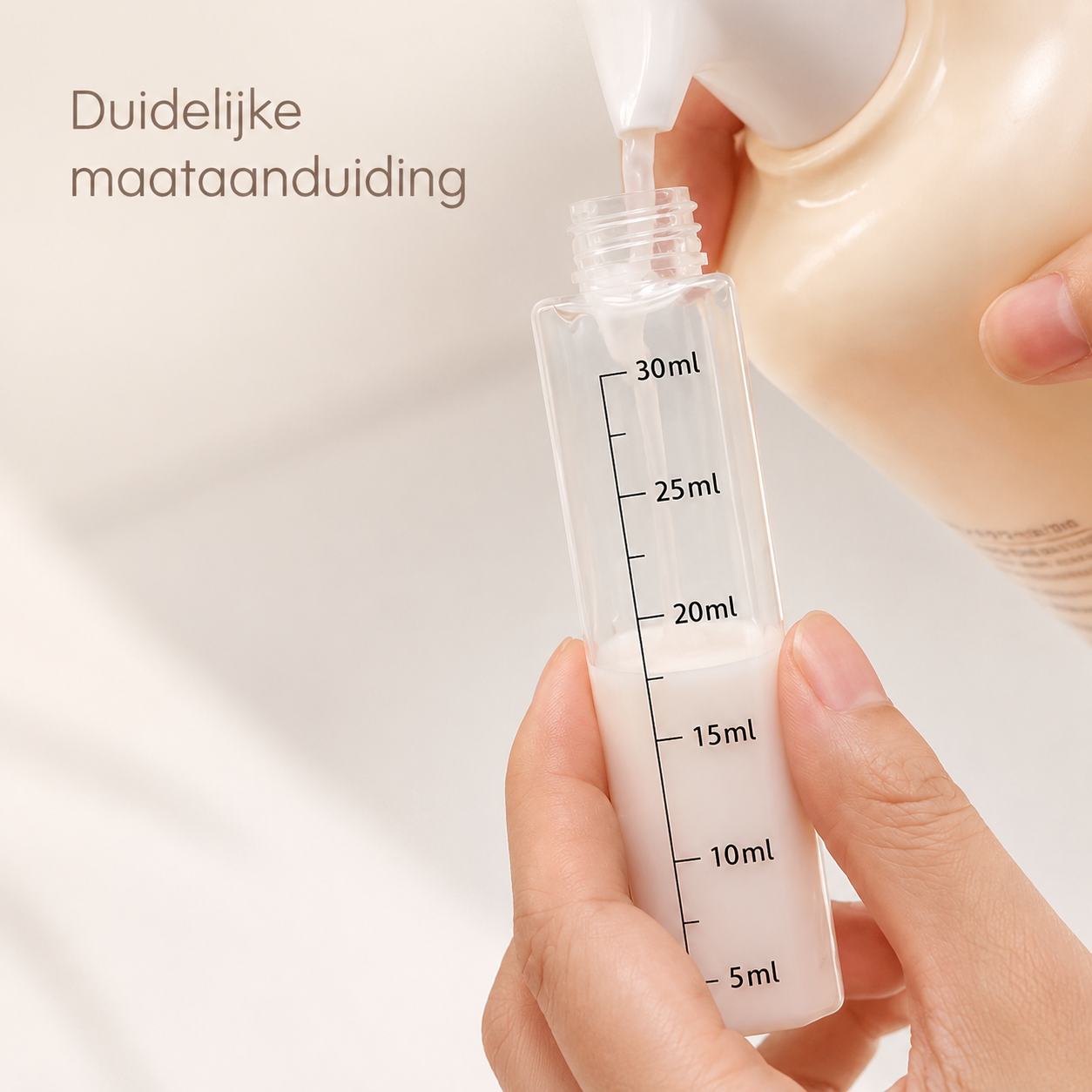 TravelEase™ 4-in-1 Reisdispenser — Vier verzorgingsproducten. Eén slimme houder.