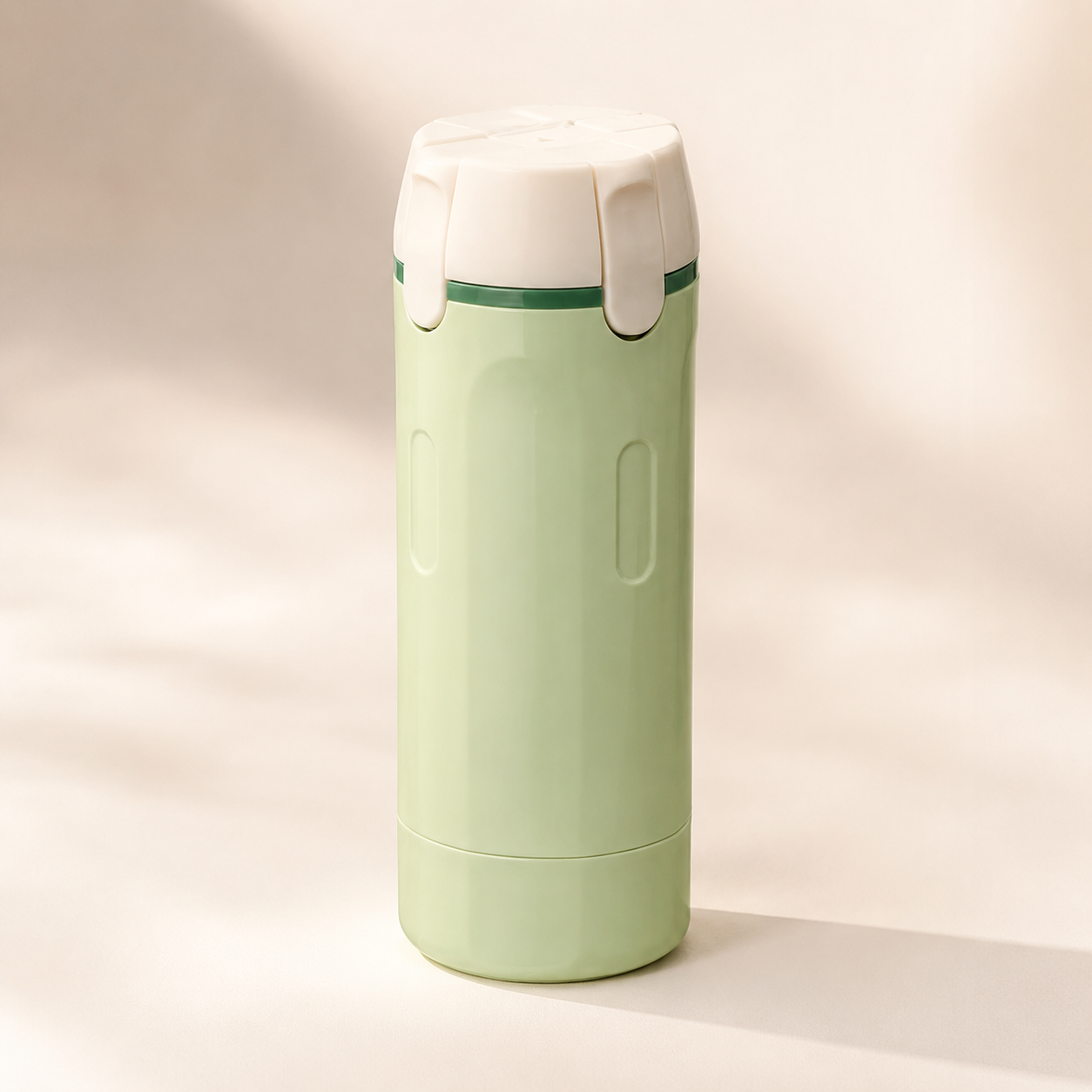TravelEase™ 4-in-1 Reisdispenser — Vier verzorgingsproducten. Eén slimme houder.